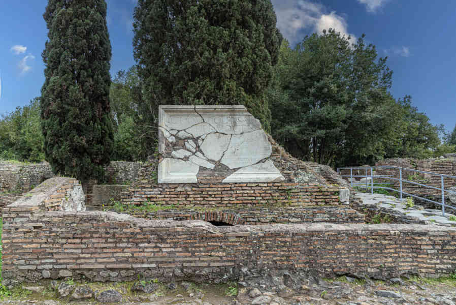 Italia - Ostia 20 - parque arqueológico de Ostia Antica - necrópolis de la Via Osciense.jpg